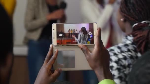 Jongen registreert het Concert met zijn Smartphone — Stockvideo