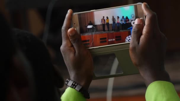 Jongen registreert het Concert met zijn Smartphone — Stockvideo