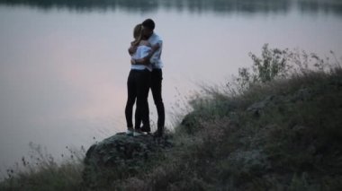 tablo üzerinde yanan mumlar