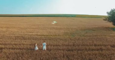 Kırsal buğday alanında genç mutlu çift
