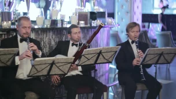 Cuatro músicos en el restaurante — Vídeos de Stock