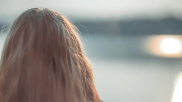 Drömmande flicka med floden på bakgrund — Stockvideo