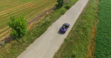 Arkadaşlar yaz yolculuğa sürüş