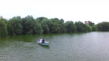 Gelin ve damat bir botla nehirde yüzen