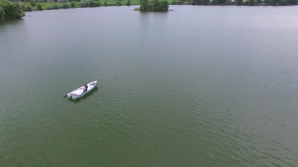 Pareja de boda en el barco — Vídeo de stock