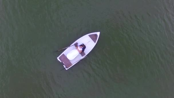 Novia y novio acostado en el barco — Vídeo de stock