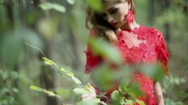 Güzel kız ormanda yürüyüş