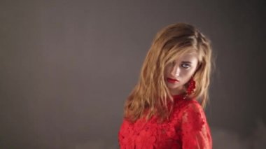 Güzel Bayan bir duman içinde poz