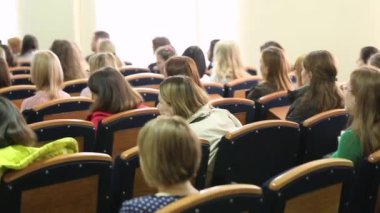 Sınıfta ders sırasında oturan sınıf