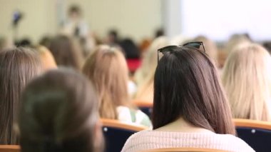 İnsanlar konferans salonunda
