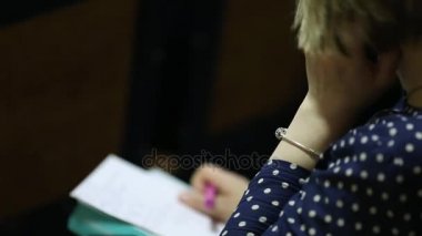 İnsan eli kağıt yazma