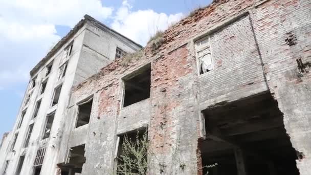Ruïnes van het verwoeste gebouw of pakhuizen — Stockvideo