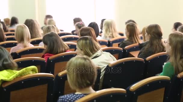 Compañeros de clase sentados en el aula durante la conferencia — Vídeo de stock