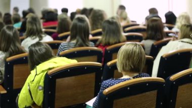 Seyirci bir konferans Salonu'nda dinler