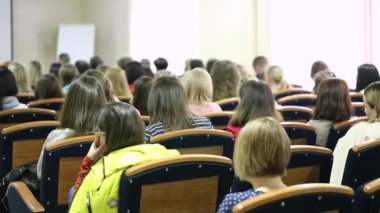 Konferans salonundaki izleyiciler.