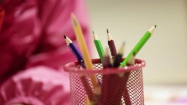 Çizim ve bir kağıt üzerinde boyama kız