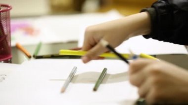 Renkli kalemler ile çizim çocuklar