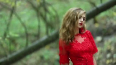 Yeşil orman yürüyen güzel kadın