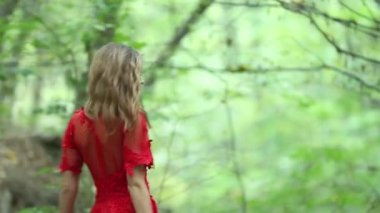 Güzel kadın güzel orman araştırıyor