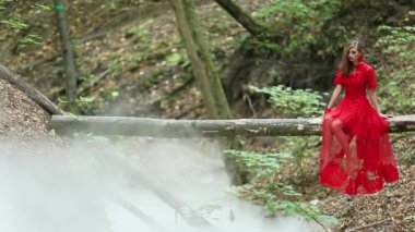 Bir duman bulutu ormanda kadında