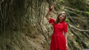 Güzel kız ormanda yürüyüş