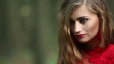 Yeşil orman yürüyen güzel kadın