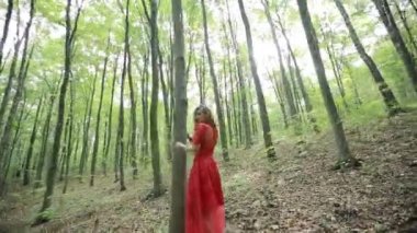 Yeşil orman yürüyen güzel kadın