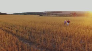 Çayırda koşan çift