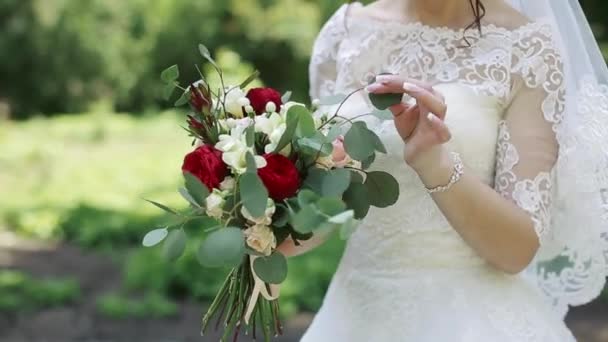 Novia con hermoso ramo de bodas — Vídeo de stock