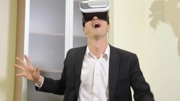 Hombre de negocios usando gafas VR — Vídeos de Stock