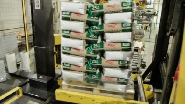 Montón de bolsas de pellets de coníferas — Vídeo de stock