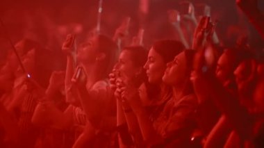 Tutan insanlar akıllı telefonları ve fotoğraf çekimi