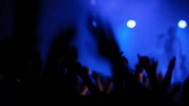 Konser kalabalık önünde parlak sahne