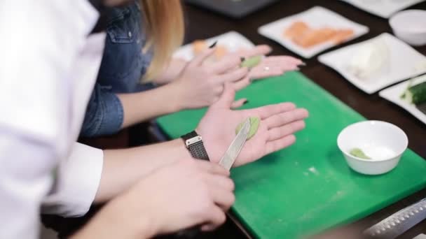 Herstellung von Sushi, japanischem Essen — Stockvideo