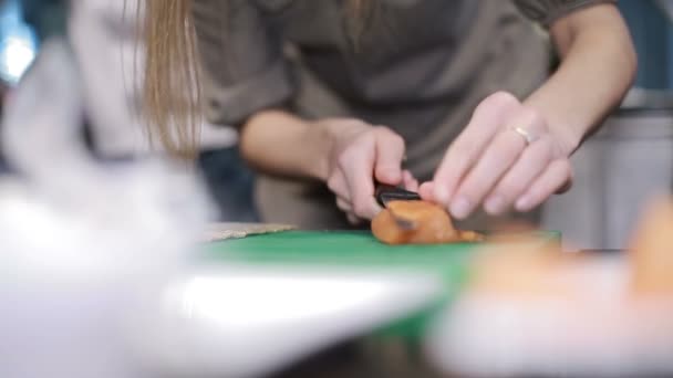 Preparando o sushi na oficina — Vídeo de Stock