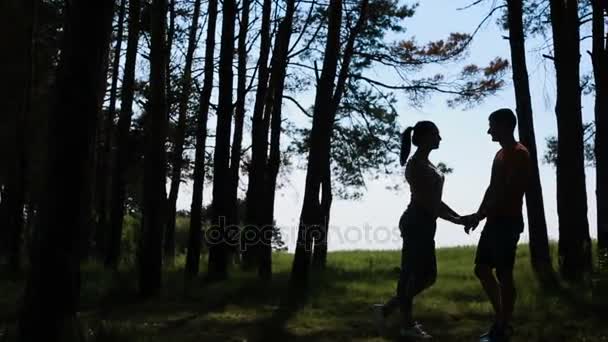 Caminhando casal na floresta — Vídeo de Stock