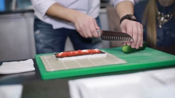 Preparando o conjunto de sushi — Vídeo de Stock