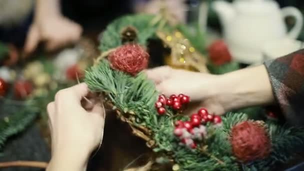 Рождественские игрушки ручной работы — стоковое видео