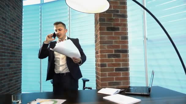 Homem de negócios irritado jogando papéis no escritório — Vídeo de Stock