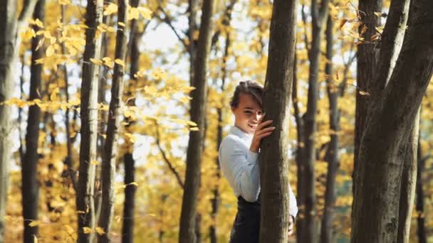 Fille marche dans le parc 
