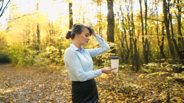 Женщина с кофе в парке — стоковое видео