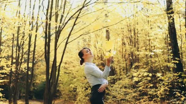 Femme de mode marchant dans le parc d'automne