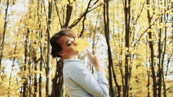 Belle femme rêvant dans le parc d'automne — Video