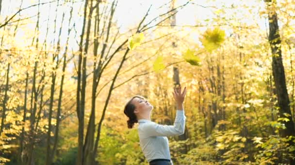 Femme de mode marchant dans le parc d'automne