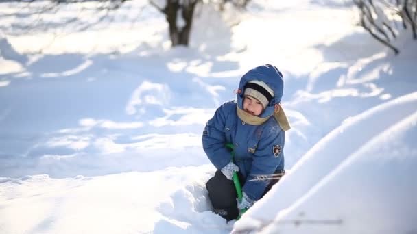 小男孩在冬天天 — 图库视频影像