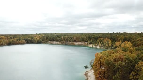 Vista aérea sobre el lago — Vídeo de stock