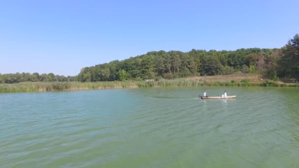 Paar im Boot — Stockvideo