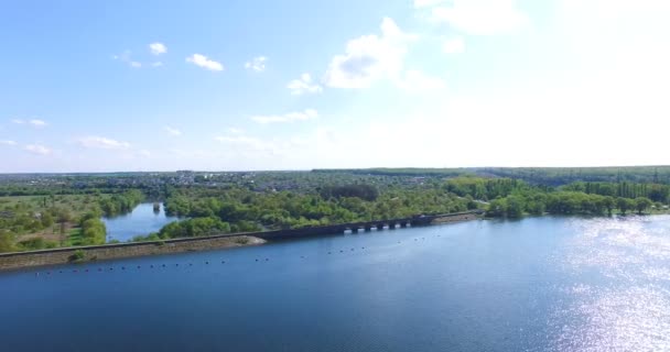 Стара гребля в сільській місцевості — стокове відео