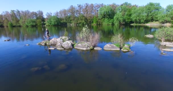 Fietser op de oever — Stockvideo