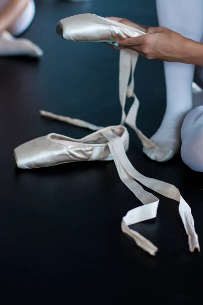 Bailarina com sapatos de ballet — Fotografia de Stock